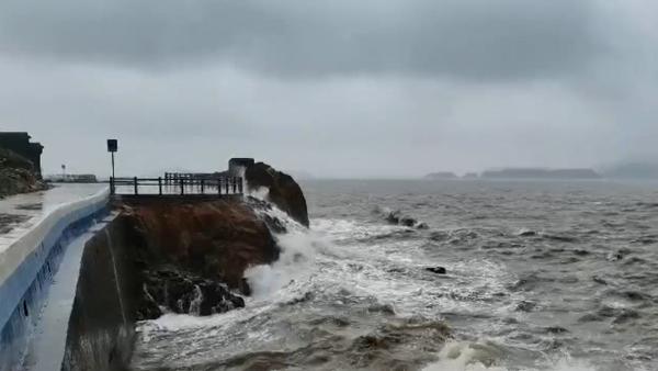 台州海边出现大风大浪,已关闭全部A级旅游景区103家