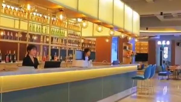 漫心酒店回应“陌生摄影师刷卡进女客房间”:不知该房已住人