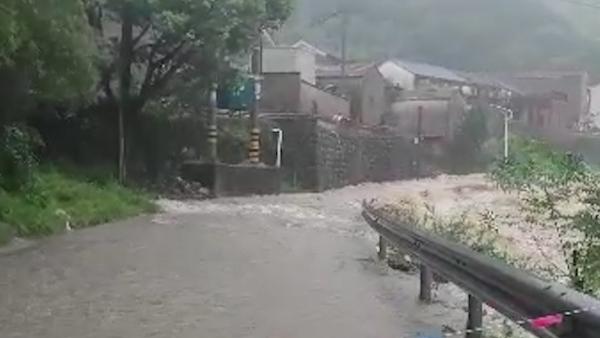 绍兴一轿车被洪水困住，村民将绳子捆住车胎涉水救人