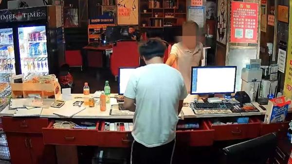 男子酒后抢劫网吧并自报身份证号让派出所抓,民警跨省擒获