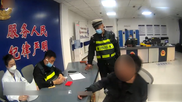 醉驾男子大闹执法现场且暴力抗法