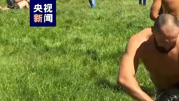 世界上最古老的摔跤比赛是什么样?全身涂油还能摔跤!