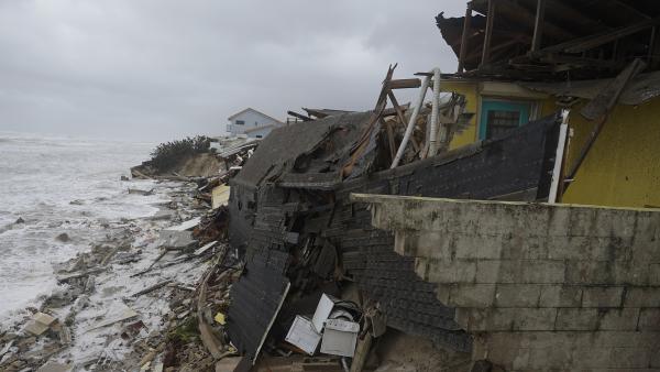 飓风“妮科尔”登陆带来狂风暴雨，美国佛州多地房屋损毁