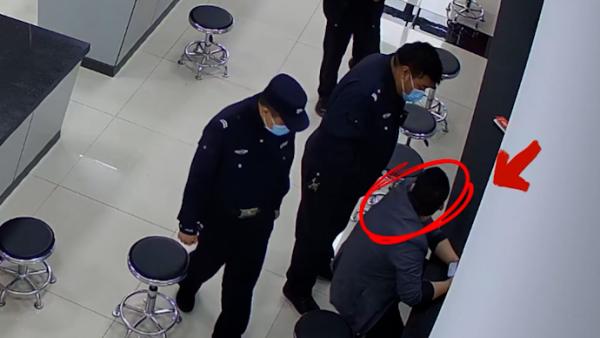 逃犯身份证过期换证,办证女警拖延时间抓其归案