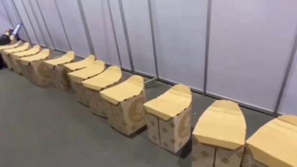 亚太经合组织峰会上的纸板椅:外表脆弱,实际坚固