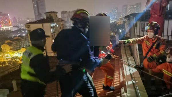 上海一女子与男友闹矛盾在天台危险区域徘徊，民警将人救下