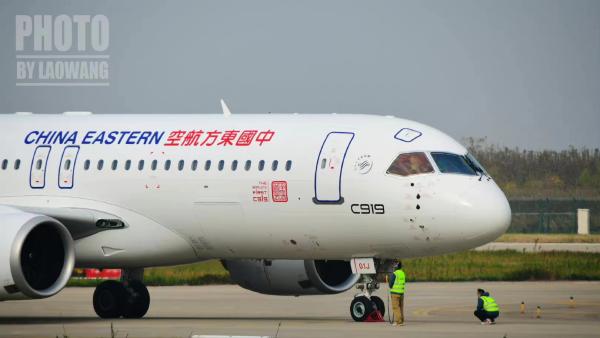东航涂装C919在上海浦东机场完成首次试验飞行