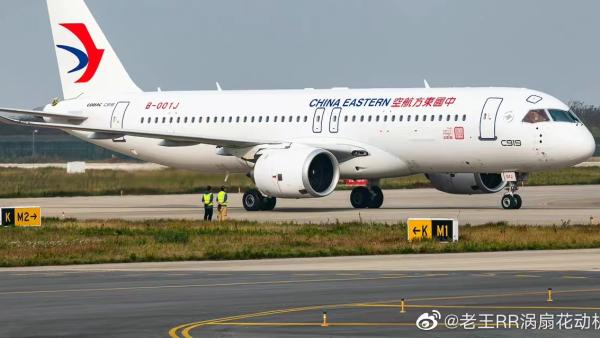 东航涂装C919在上海浦东机场完成首次试验飞行