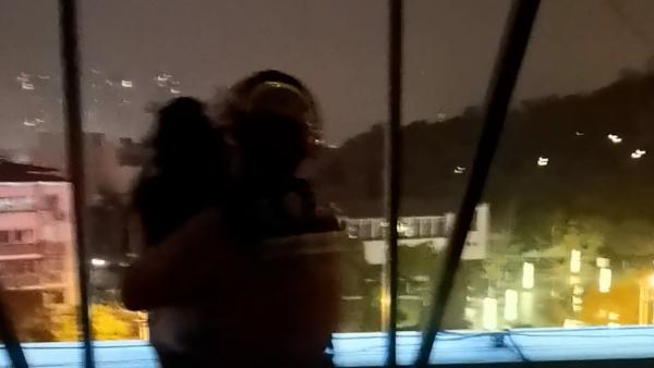 女子情绪激动欲跳楼,消防员一把抱住成功营救