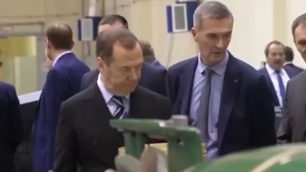 梅德韦杰夫参观俄导弹生产工厂：一切充足！