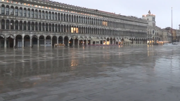 威尼斯遭遇强降雨，防洪系统抵御洪水侵袭