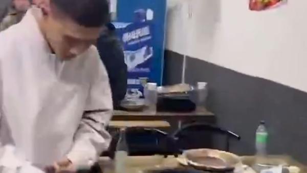 民警餐馆吃饭认出网上逃犯,确认身份后将其控制