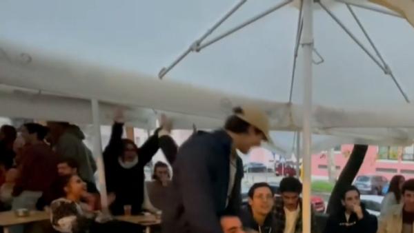 里斯本球迷庆祝葡萄牙队首战告捷