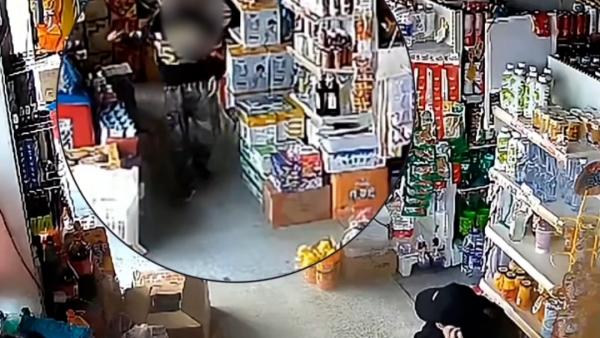 男孩在自家超市扮劫匪“抢劫”，购物中民警秒“出警”