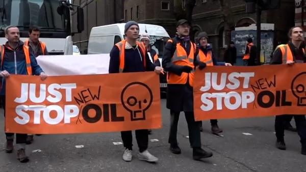 英国环保组织堵路抗议,要求暂停批准石油天然气开采