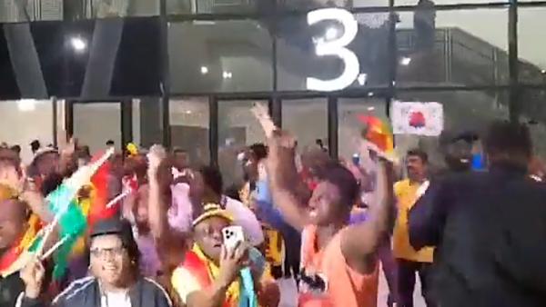 对手的对手是朋友！加纳球迷疯狂庆祝韩国晋级