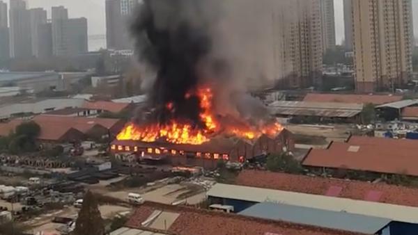 武汉白沙洲一厂房失火现场黑色浓烟冲天，消防已出动救援
