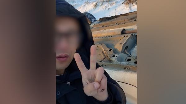 男子晒与翻掉的小车合影:开车时出事故,提醒大家注意安全_七环视频_澎湃新闻-The Paper