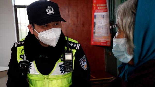 过年丨新春里的温情守护，上海浦东民警给独居老人拜年