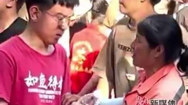 高考场外母子感动全网：妈妈是环卫工人，家中有一面奖状墙_教育家_澎湃新闻-The Paper